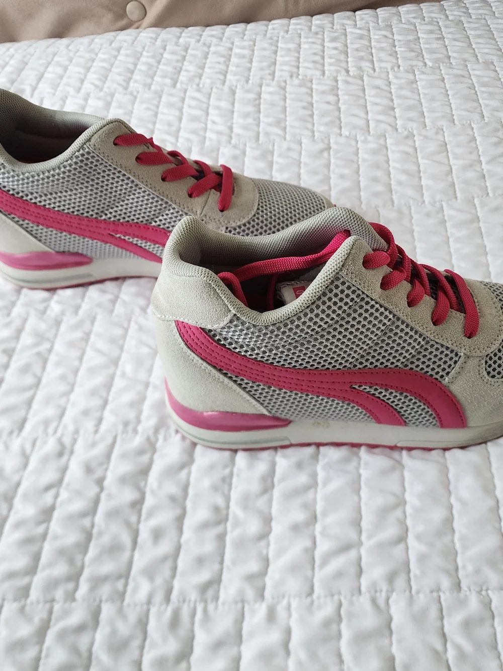 Women’s Gray & Pink Wedge Sneakers Hidden Heel Shoes SIZE 8